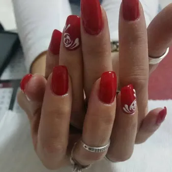עיצוב ציפורניים אדום עם קריסטלים